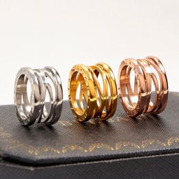Anillo de marca Hollow out Classic Luxury 18k oro y plata Oro rosa para mujeres y hombres brillo diseñador Joyas Titanio acero carta anillo pareja Regalo de fiesta 6 a 10 yardas