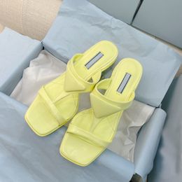 Brand Sandales Triangle de haute qualité Couleur carrée carrée Cat talons sandales femme d'été Fashion Summer Volyle