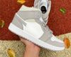 Chaussures de marque Men Basketball 1s Jumpman 1 Mid College Grey Grey Light Os White White Fashion Fashion Trainers Sneakers Sports Ship
