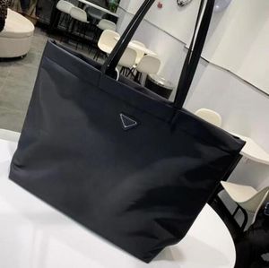 Sac de shopping de marque Sacs de créateurs Femmes élégantes Sacs à main en toile de nylon noir Mode Triangle inversé Sac à bandoulière Sacs à dos décontractés Portefeuilles d'embrayage