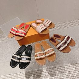 Merkpantoffels met rechte sandalen met platte bodem van de hoogste kwaliteit Dames 2023 Nieuwe veelzijdige mode strandsandalen