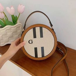 Marca Pequeño bolso redondo Diseñador Carta Hombro CrossBody Bag Moda Marc Bolso Mujer Cuero Lujo Bolso para niños Clásico Mujer Lápiz labial Bolsa Ins Estilo 230830