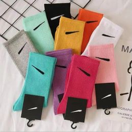 Chaussettes de marque Chaussettes pour hommes Chaussettes pour femmes en pur coton 10 couleurs Chaussettes de sport respirantes et anti-transpiration Alphabet Print Différentes combinaisons de couleurs sont disponibles