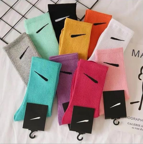 Chaussettes de marque Chaussettes pour hommes Chaussettes pour femmes en pur coton 10 couleurs Chaussettes de sport respirantes et anti-transpiration Alphabet Print Différentes combinaisons de couleurs sont disponibles