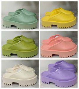 Brand des femmes de créatrice d'été Sandales perforées en matériaux transparents à la mode pantoufles de plage des curseurs extérieurs