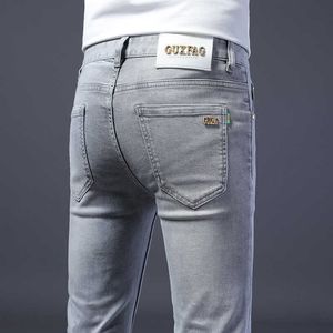 Brand Jean gris clair à la mode pour hommes pour hommes, ajustement slim haut de gamme et pantalon décontracté élastique polyvalent avec de petits pieds