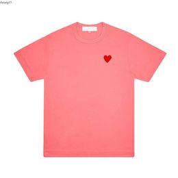 Marque Tshirt CDGS Summer Play Designer Mens T-shirts Play T-shirt Commes à manches courtes Femmes des Badge Garcons broderie de coeur RE 7806