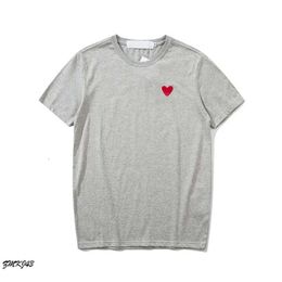 Brand Tshirt CDGS Summer Play Designer Mens T-shirts T-shirt Commes à manches courtes Femmes des Badge Garcons Embroderie Coeur RE 5636