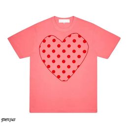 Marque Tshirt CDGS Summer Play Designer Mens T-shirts T-shirt Commes à manches courtes Femmes des Badge Garcons broderie Coeur RE 2969