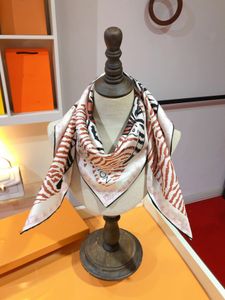 Marque V Designer Foulard en soie pour femmes hommes bandeau foulards foulard de luxe carré bandana bords roulés à la main logo lettre motif tigre impression jet d'encre fleurs monogramme