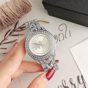 Relojes de marca Mujer Lady Girl Diamond Crystal Letras grandes Estilo Metal Banda de acero Reloj de pulsera de cuarzo Regalo bastante duradero Grace High2552