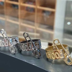 Brand Westwoods Brooch et Diamond Ring sont conçus avec un sentiment d'individualité de luxe fabriquant m polyvalent les femmes légères