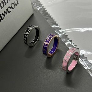 La bague de lettre en émail de la marque Westwoods est simple et à la mode avec des anneaux de couple multicolo