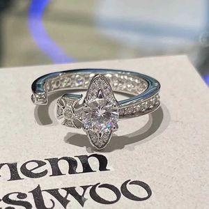 Merk Westwoods volledige diamant zirkoon horizontale saturn ring met sprankelende charme en wit neutraal paar nagel