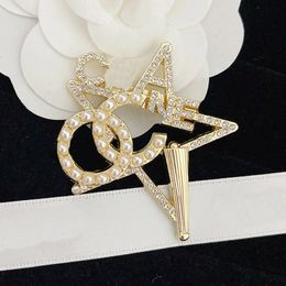 Merk vrouwen houden van logo broche ontwerper parelbroche romantische vrouwelijke boog pins broche 18k vergulde prachtige ontwerp lente sieraden cadeau trouwfeest met doos