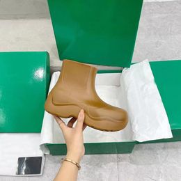 Merk vrouwen regenlaarzen snoepkleuren rubber waterdichte schoenen dames wandelen enkel regenboots casual dikke bodem korte laars plas pvc laarsjes 2023