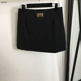 Marque femmes jupe vêtements de marque pour dames robe d'été mode métal logo fille jupe plissée décembre 15 nouveautés