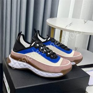 Marque Femme Sneakers Couple Slim Fit Plateforme de tennis Chaussures Fashion Men Hauteur Augmentation des appartements décontractés Nouveaux chaussures extérieures masculines