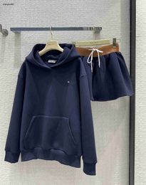merk dames tweedelige set designerkleding voor logo geborduurde hoodie met capuchon + kleur bijpassende taille ultrakorte overrok 19 januari