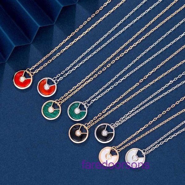 Collier Carter pour femmes de marque à vendre boutique en ligne Amulette en or V avec coquillages naturels agate rouge galvanisée épaisse lumière classique luxe durable avec boîte d'origine