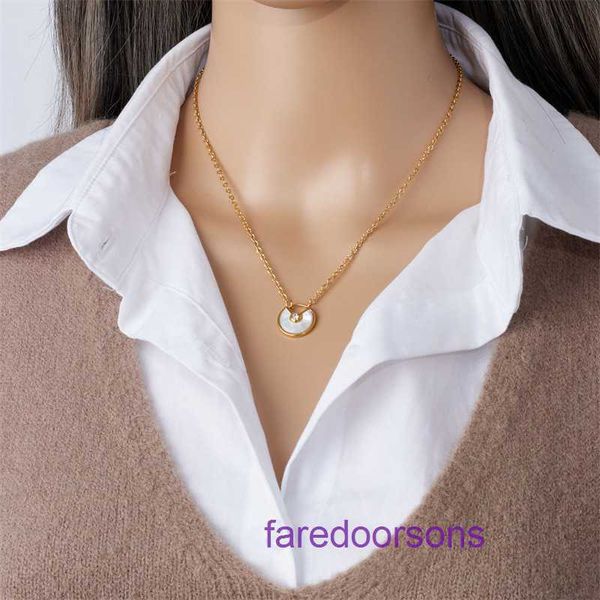 Collier Carter pour femmes de marque à vendre boutique en ligne Coeur Fritillaria blanc à verrouiller en acier titane Pendentif polyvalent en or 18 carats pour femmes Transport avec boîte d'origine