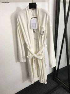 Merk damespyjama's, merkkleding voor damesmode, geborduurde riem, getailleerde badstof fluwelen badjas met lange mouwen, nov24
