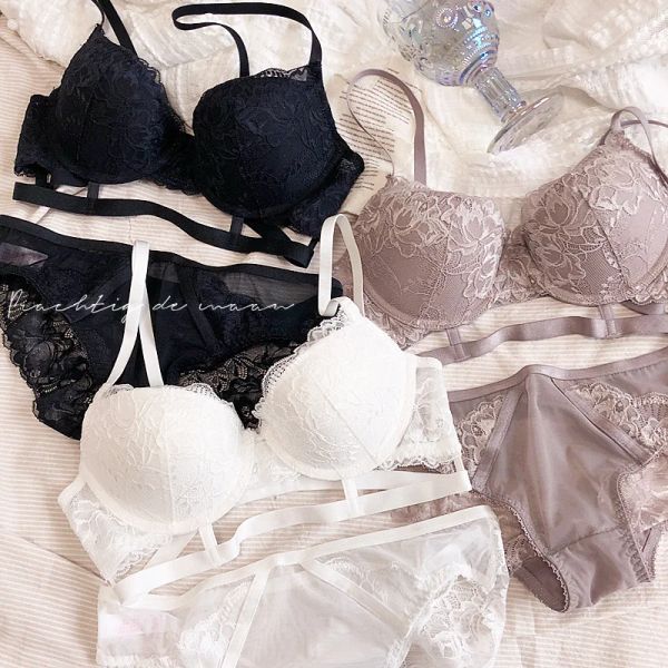 Bras Hollow Out High Quality Lace Lace Sexy Bra and Panty Set Europe America Thin Thin Push Up Women Underwear Plus Size Lingerie