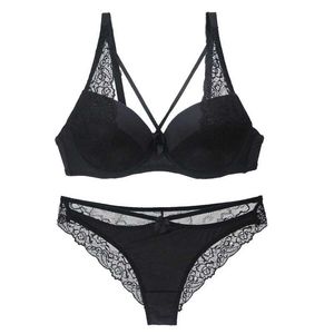 Bras Sets 2023 Nouveaux produits Sexy Hollow Out Bra Thongs Set Bcde Cup Broidered Lace Push Up Womens Underwear BACD CLOSURE LINGURE Y240513