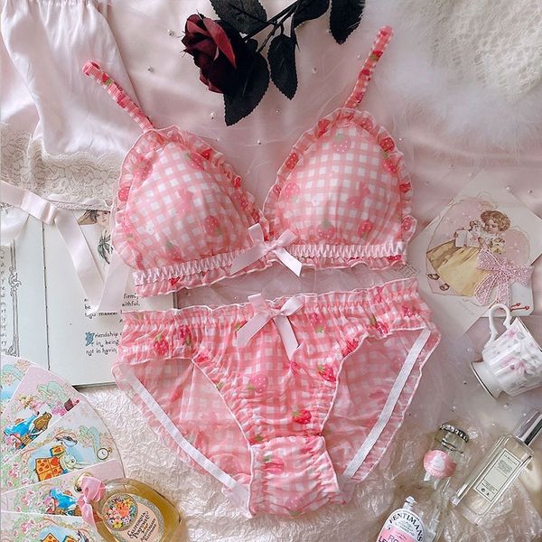 Ensembles de soutiens-gorge Ensemble de sous-vêtements soutien-gorge et culotte Kawaii Lolita Girl Pink Sexy Strawberry Plaid Wirefree Soft Girl Underwear Intimates Lingerie Set 230427