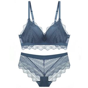 Bras sets en dentelle Ultra Thin Triangle Cup Bra et culotte sans fil de fil Set V-Lacy Underwear Girls Femmes Lingerie Blanc Black Blue Purple 230426