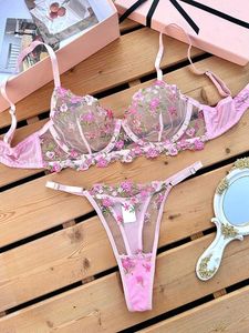 Bras établit un soutien-gorge sexy pour les femmes de la broderie de lingerie transparente florale