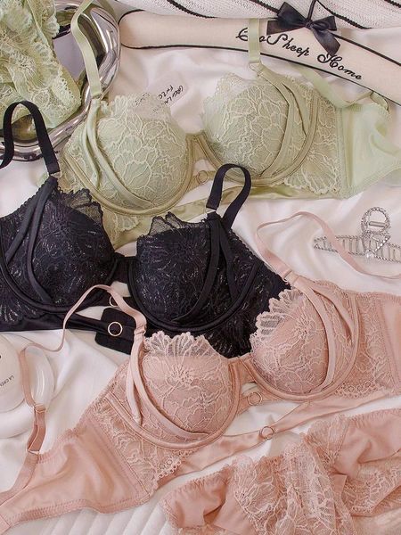 Ensembles de soutien-gorge Sexy Hollow en dentelle de soutien-gorge avec anneau en acier minces de gros seins montrent de petites sous-vêtements Push Up Lingerie Panty