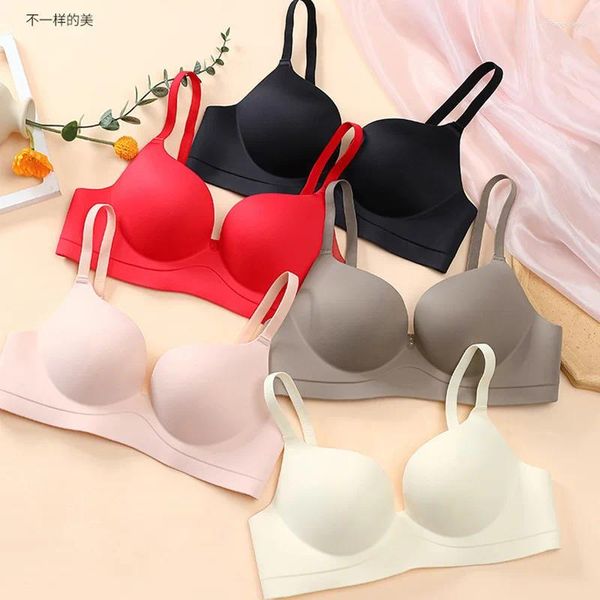 Des soutiens-gorge définissent les femmes rassemblées de lingerie sans couture de petite poitrine solide push push up up one pièce épaissie confortable anti-affaissement invisible