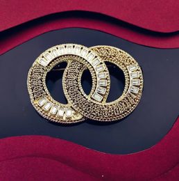 latón chapado en oro populares diamantes perlas broches broche de bronce de estilo clásico Joyas vintage de lujo nuevo diseñador mujeres Tamaño europeo Prendedores como regalo exquisito