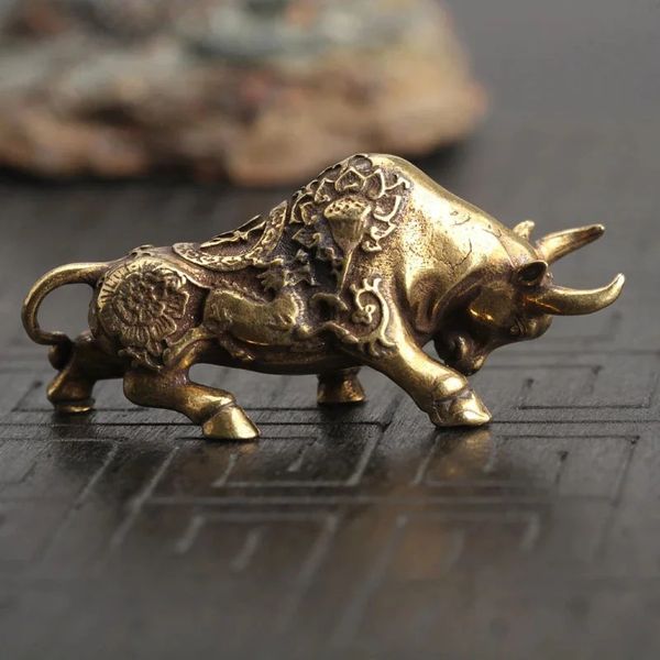 Brass Lucky Bullfighting Statue Decoración del hogar Ornaments Copper Animal en miniatura Figurita Trae la riqueza de la oficina Desk Crafts 240418