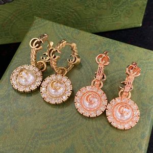 Matériau en laiton Perle Zircon Alphabet fleur boucles d'oreilles rondes Charme, bijoux de créateur pour femmes, Noël, cadeaux de la Saint-Valentin de haute qualité avec boîte