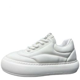 Broodschoenen voor heren Ins mode reliëf ontwerp echt leer dikke zool verhoogde witte schoenen sport casual boardschoenen mannelijk