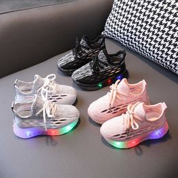 Ademend dikke sneaker voor kinderen met lichtgevende zool 1 tot 6 jaar babyjongen mesh schoenen jeugd meisjes led sneakers E08063 G1025