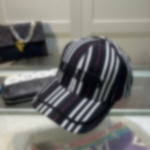 Breatchable Sunshade ajuster les casquettes de baseball designers classiques mascules Luxurys lettres hommes chapeaux de bal de sport les quatre saisons fonctionnant en plein air cap du sport q6