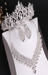Hoofddeksels voor bruidsjurken die hoogwaardige bruiloftskroonketting en oorbellen verkopen, driedelige set witte kristallen ingelegd met strass1205697