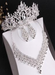 Hoofddeksels voor bruidsjurken die hoogwaardige bruiloftskroonketting en oorbellen verkopen, driedelige set witte kristallen ingelegd met strass2341973