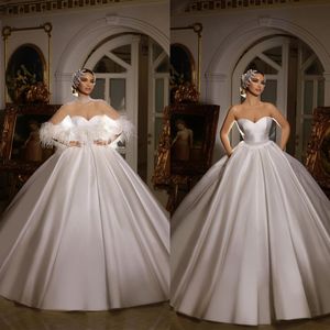 Robe De Mariée Moderne Cappa A-Line Robes De Mariée Avec Plume Nouvelle Pureté Shine Perles Plissées Sur Mesure Brosse Train Robes De Mariee