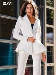Traje de pantalón nupcial para traje civil de boda Conjunto de dos piezas blanco Blazer peplum con pantalones de campana Mujer alta 2 240110