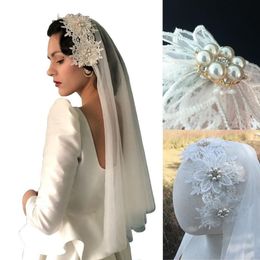 Bridal Veils 2 Tier Vintage Women Wedding Veil Lace Applique Pearl Rhinstens Flower met vaste alligator clips Hoop 243i