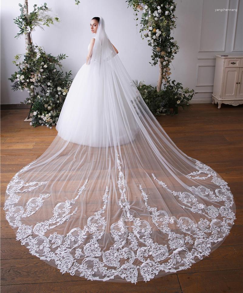 Bridal Veils 2023 Exquise Layer Long Cathedral Veil Mariage met metalen kam witte ivoor kanten rand bruiloft