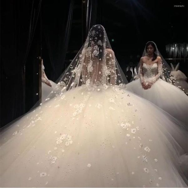 Velos de novia Apliques Velo de novia Flores en 3D Perlas Longitud de la capilla Elegantes accesorios de novia con cuentas