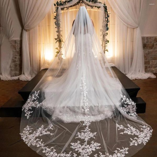 Veils de mariée Cathédrale avec garniture en dentelle longueur dramatique à bord coupé en tulle en tulle de couches blanches sur mesure