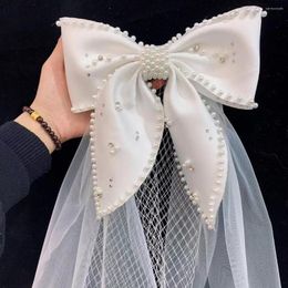 Voiles de mariée mignon voile de mariage longueur épaule à deux couches avec des perles de peigne de fête arc