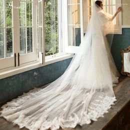 Bridal Veils LZP541 Design Applique Lace Edge Wedding Veil Twee lagen lange bruid met kamaccessoires