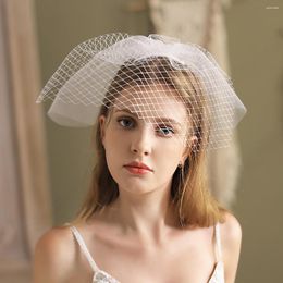 Bridal Veils V833 Simple Wedding Veil TuLle Netting Cut Edge Blusher White Short Brides Women Huwelijkaccessoires
